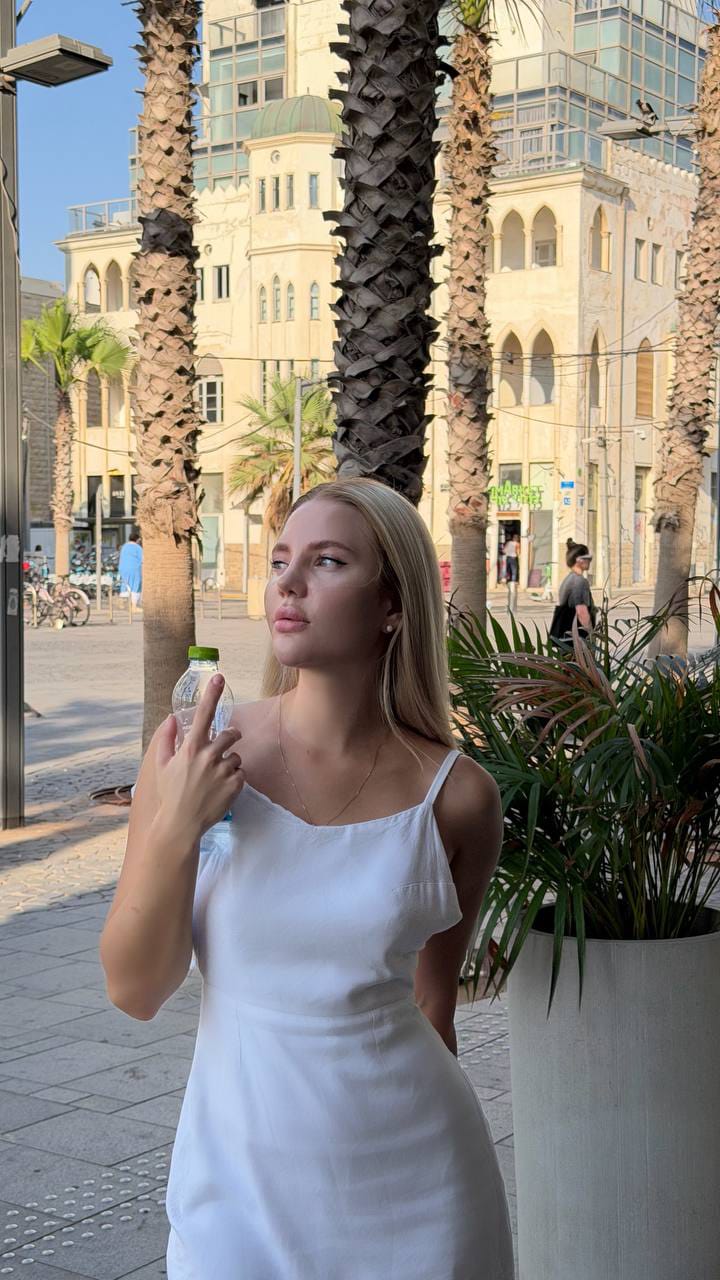 בת 22 בחורה תיירת תל אביב