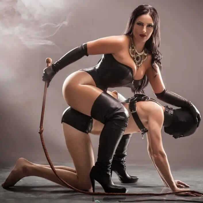 מלכת סאדו BDSM – מארחת מבינה עניין ראשון לציון